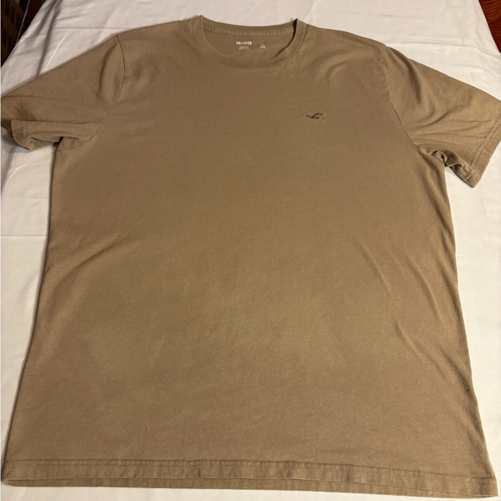 Hollister Men's Beige Short Sleeve Tee